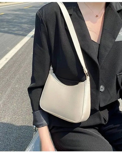 Fashionable and trendy solid-color handbag